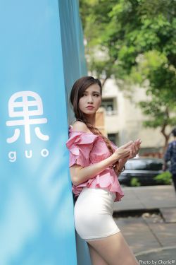 我们在黑夜里相拥